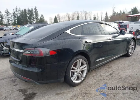 2013 Tesla Model S z USA, uszkodzony, nr VIN 5YJSA1AC6DFP10726